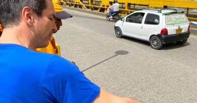 Alcalde de Montería, funcionarios de Invías y ciudadanos recorrieron el Puente Metálico