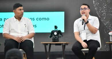 El robot Beetle, que juega fútbol, baila, saluda y es capaz hasta de levantarse al caer