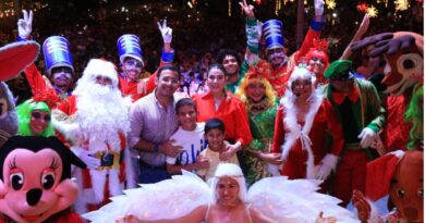 El Alcalde de Montería, Hugo Kerguelén, y la Gestora Social, Diana Sierra, encendieron las luces navideñas acompañados de centenares de monterianos